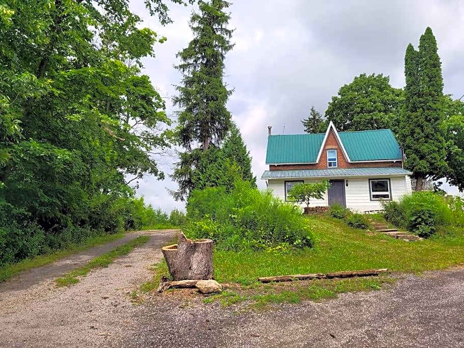 Cozy Farmhouse 10 Minutes From The Beach!