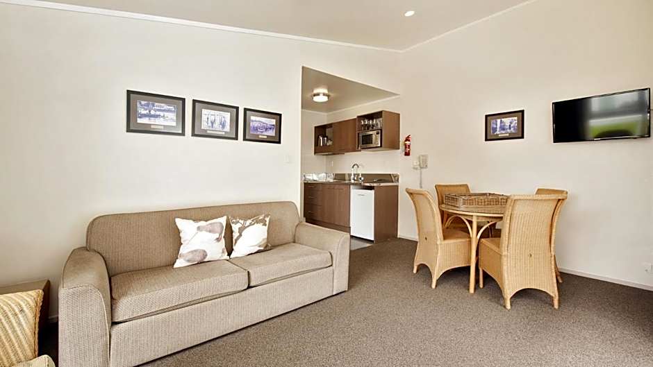 Hananui Lodge and Apartments