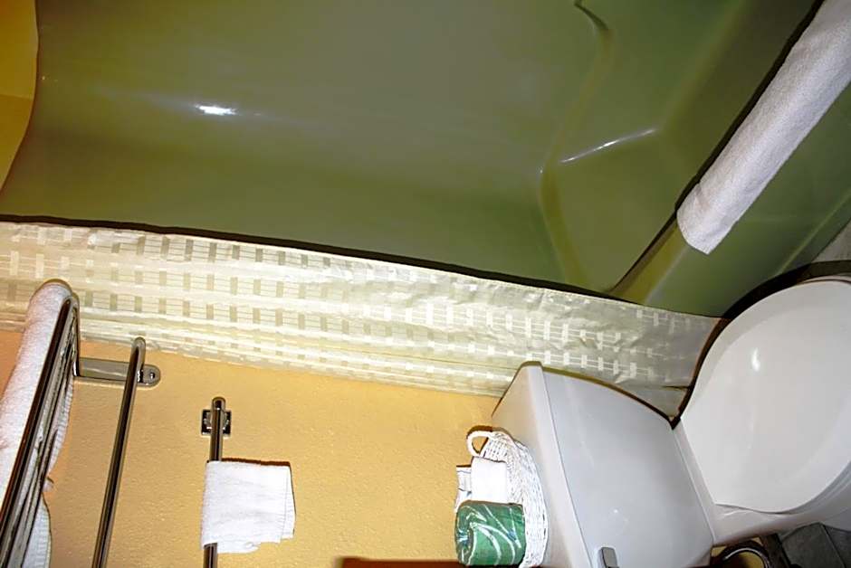 Lake Palestine Motor Inn