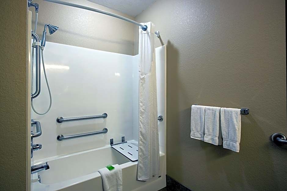 Holiday Inn Express & Suites - Green Bay East By IHG