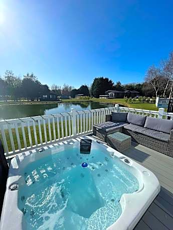 Lakeside Retreat Lodge With Hot Tub