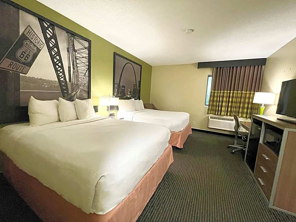 Super 8 by Wyndham St Charles