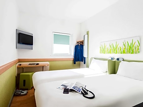 Accessible Room With 2 Single Beds