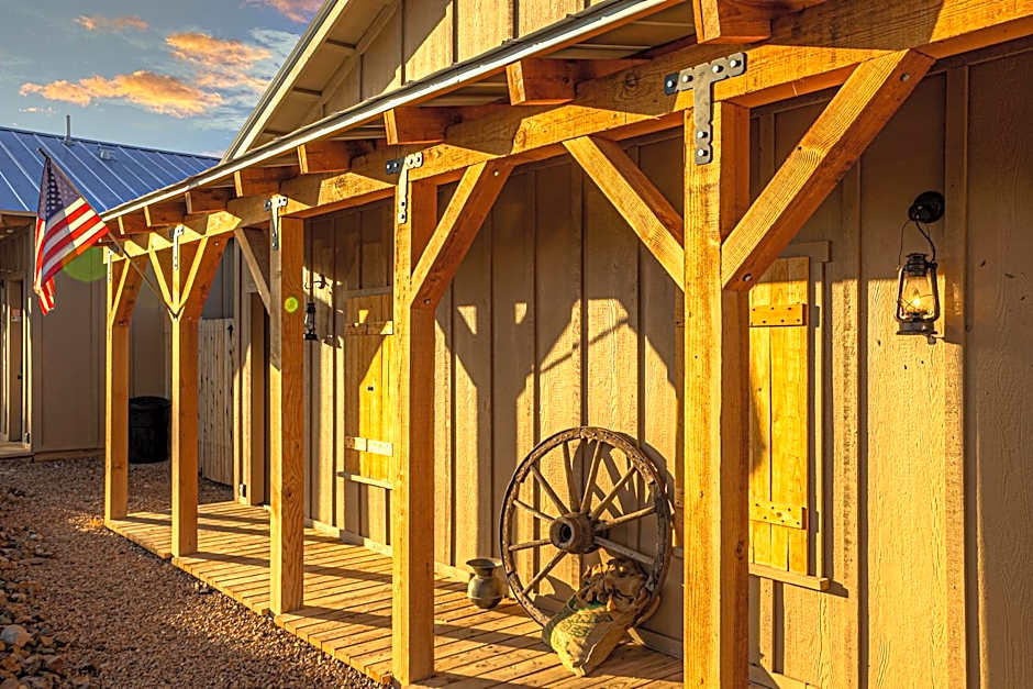 -Pet Friendly- Miners Cabin #5 -Two Double Beds - Private Balcony