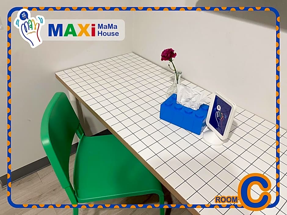MAXi MaMa Room