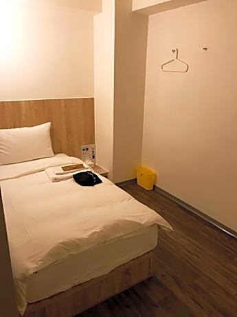 Single Room with Private Bathroom (Female Only)