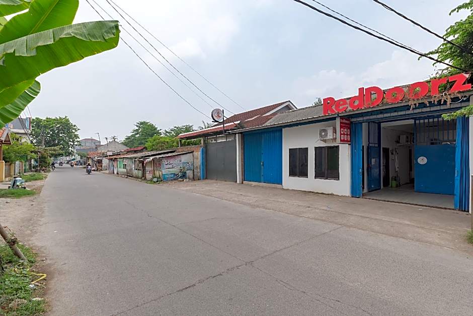 RedDoorz @ Jalan Otista Karawang