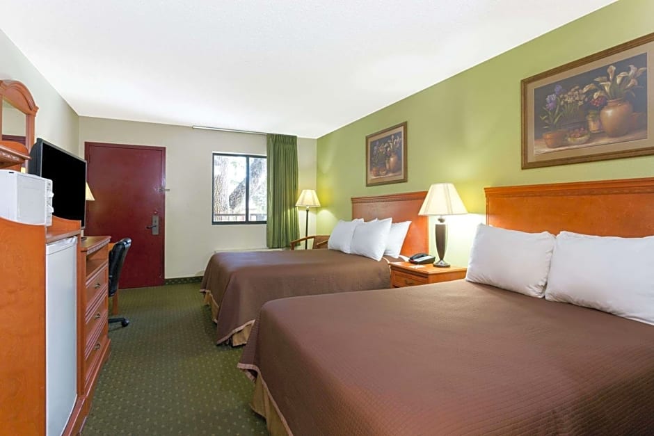 Howard Johnson by Wyndham Tallahassee
