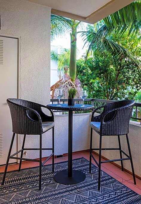 1 Bedroom XL Condo with King bed, Garden View, Parking Included