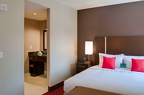 1 King Large Studio - Hearing Accessible