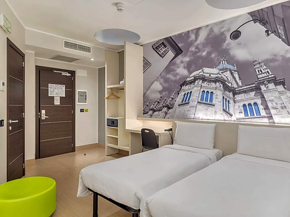 Foto 1 dari 2 — Economy 2 Twin Beds
