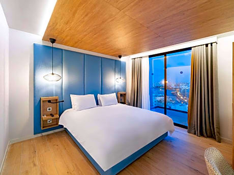 Privilege Deluxe double room with queensize bed, balcony and sea views