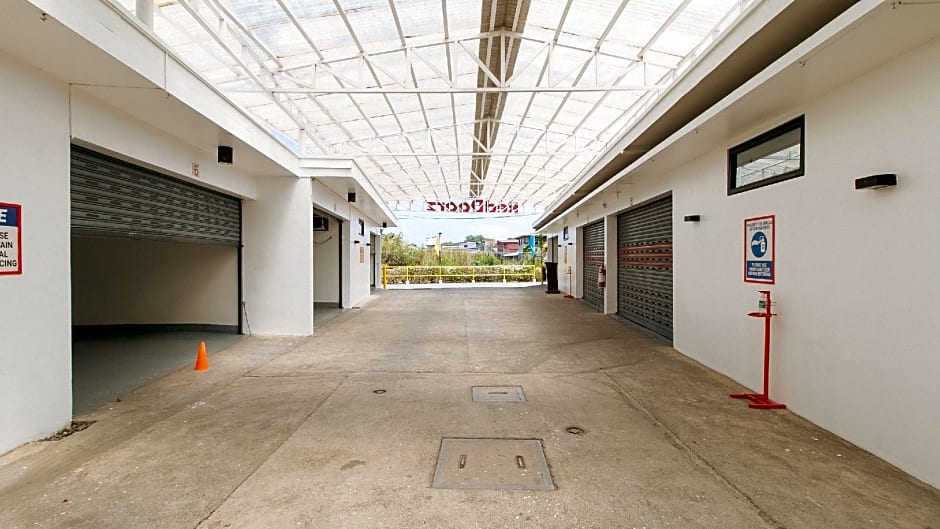 RedDoorz @ EL Runway Hotel Bulacan