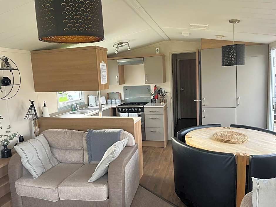 The Luxury break Sleeps 6 at 44 Kingfisher Court South facing