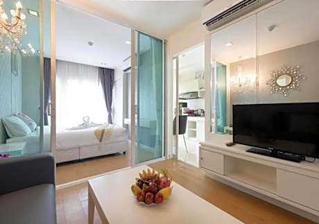 Backpacker Street Airport Place