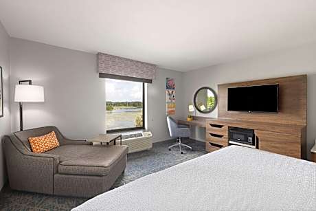 1 KING BED LAKEVIEW SHOWER ONLY NONSMOKING