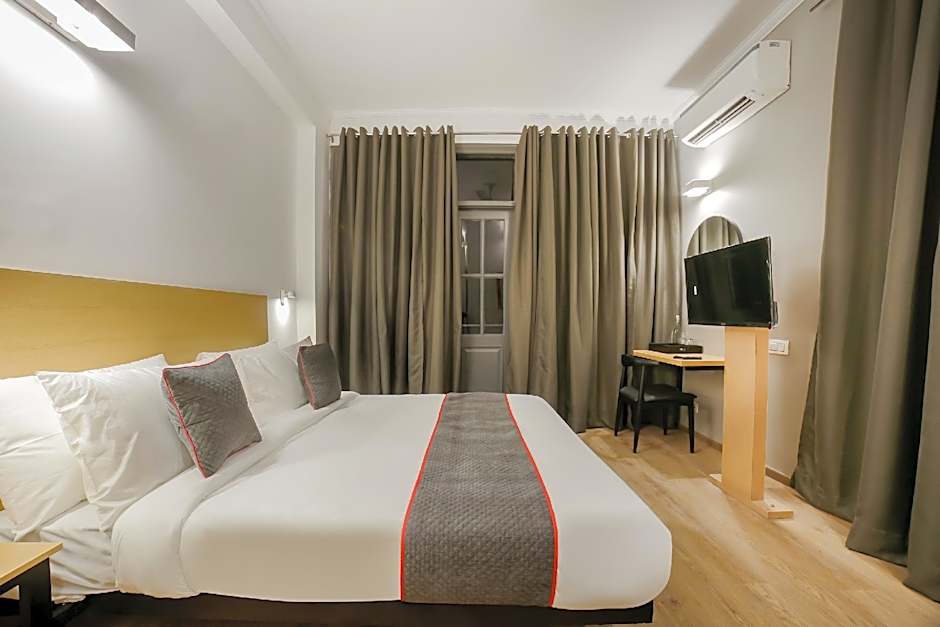 Townhouse 330 DLF Phase-2 Near Leisure Valley Park