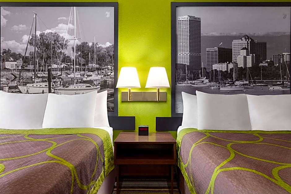 Super 8 by Wyndham Germantown/Milwaukee