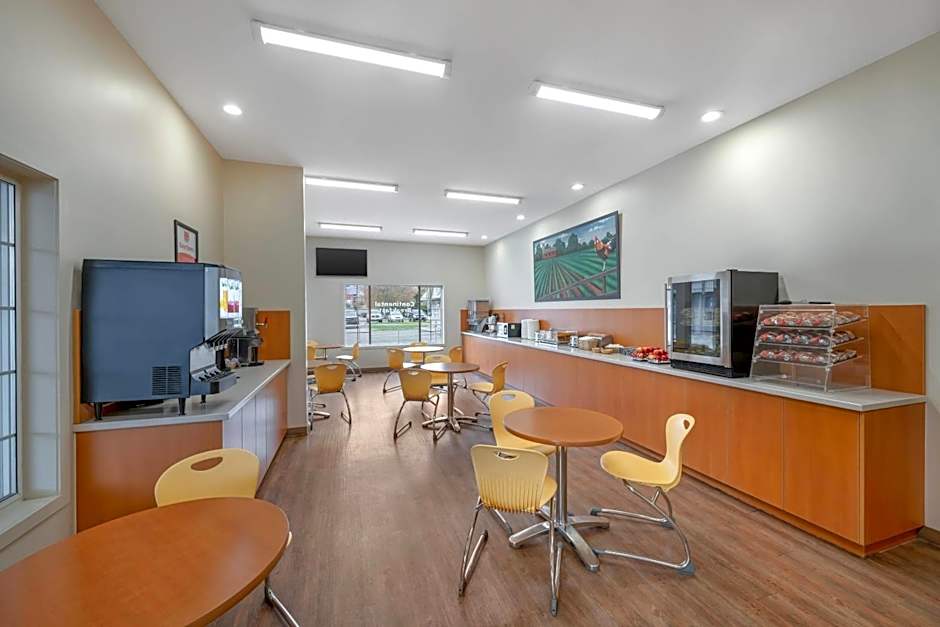 Econo Lodge Inn & Suites
