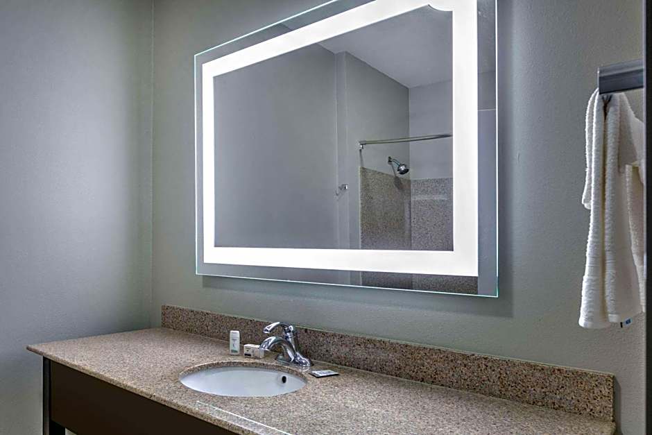 La Quinta Inn & Suites by Wyndham Tulsa Airport