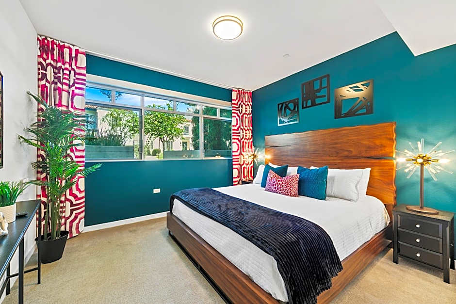 Fairfax District Chic City Oasis 2 BR Apt with Den 136