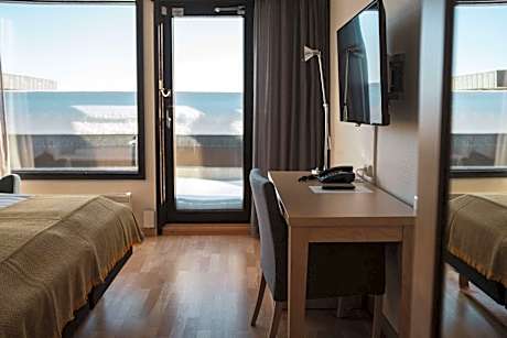 Single Room with Walk-In Shower - Mobility Accessible