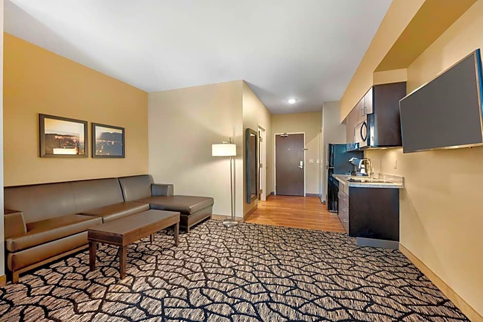 Best Western Plus Lakeview Hotel