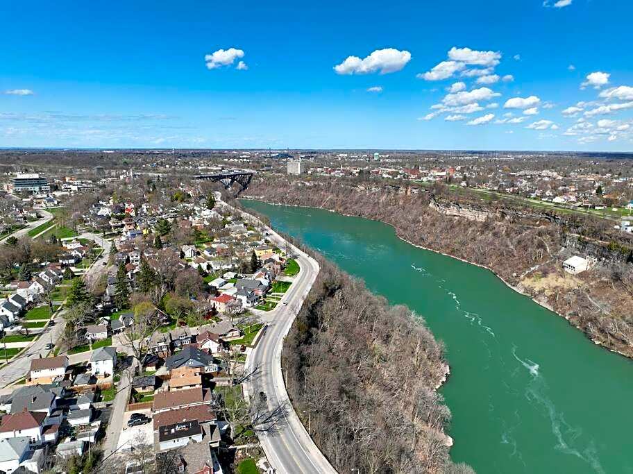 Renovated 3 Bedroom House-Niagara View