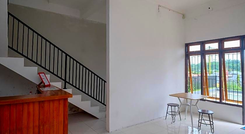 RedDoorz near De La Salle Manado