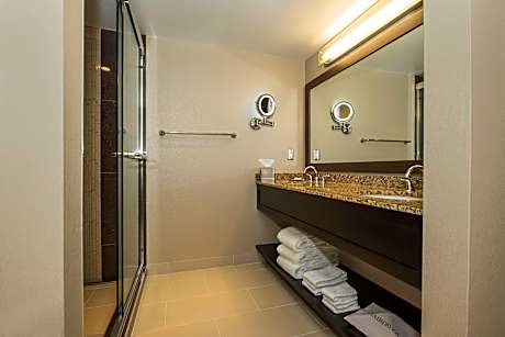 1 King 1 Bedrm Suite Exec Level - Soaker Tub