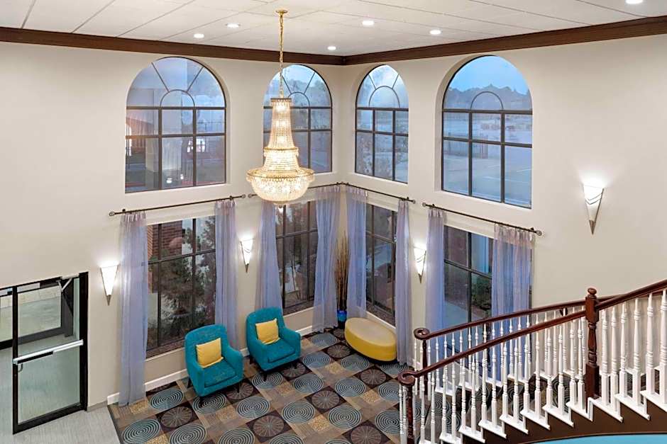 Days Inn & Suites by Wyndham Sam Houston Tollway