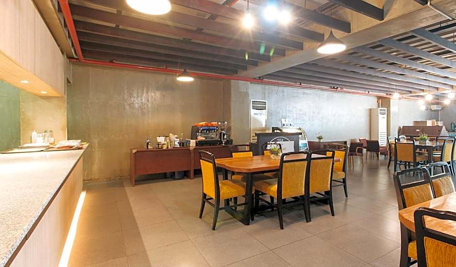 RedDoorz @ Insular Square Mandaue City