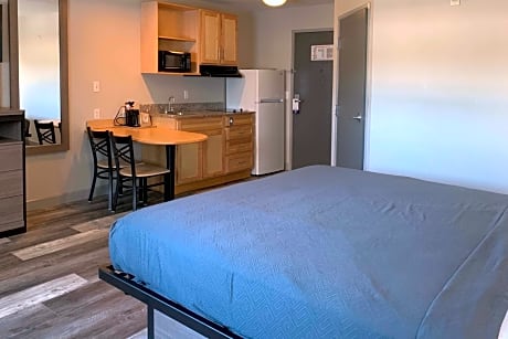 1 King Bed, Efficiency, Nonsmoking, Accessible