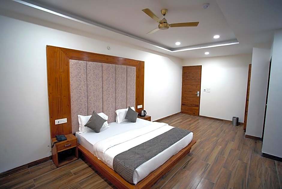 Goroomgo Sunroof Hotel & Banquet Zirakpur