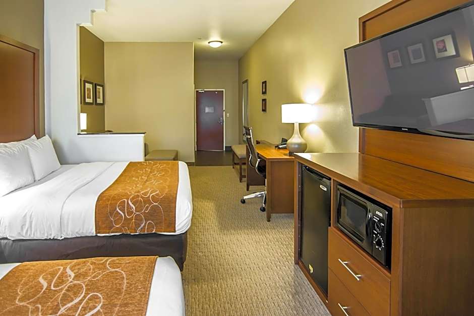 Photo 1 of 6 of 1 Queen Bed Suite