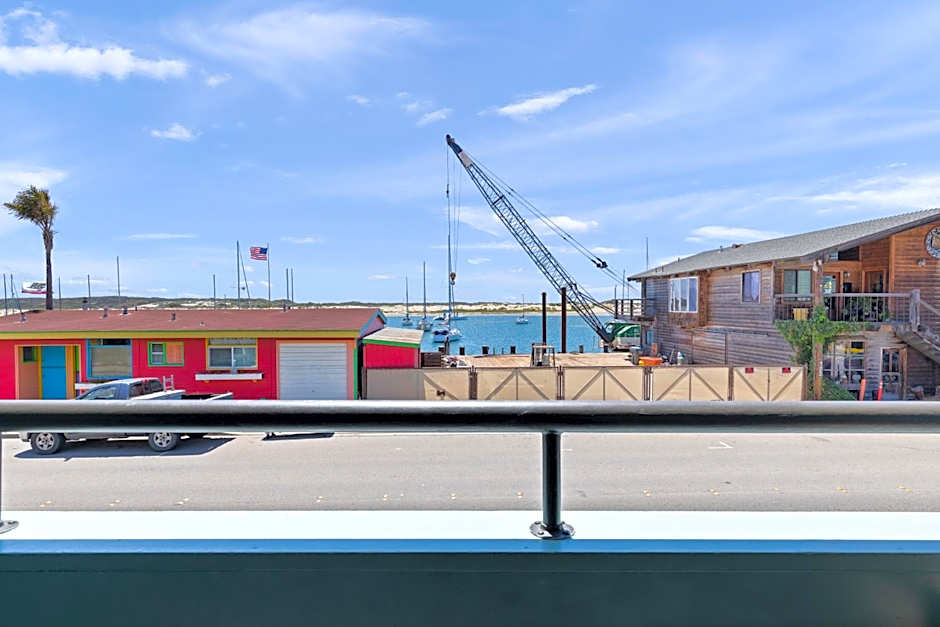 456 Embarcadero Inn & Suites