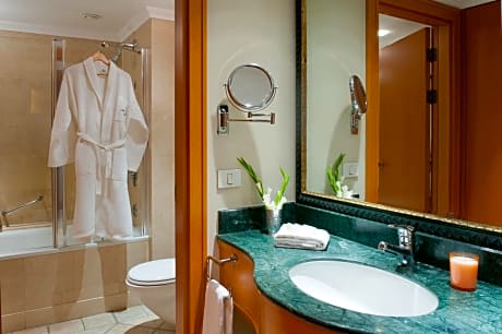 Deluxe Suite with Partial Sea View  (2 adults + 1 children)