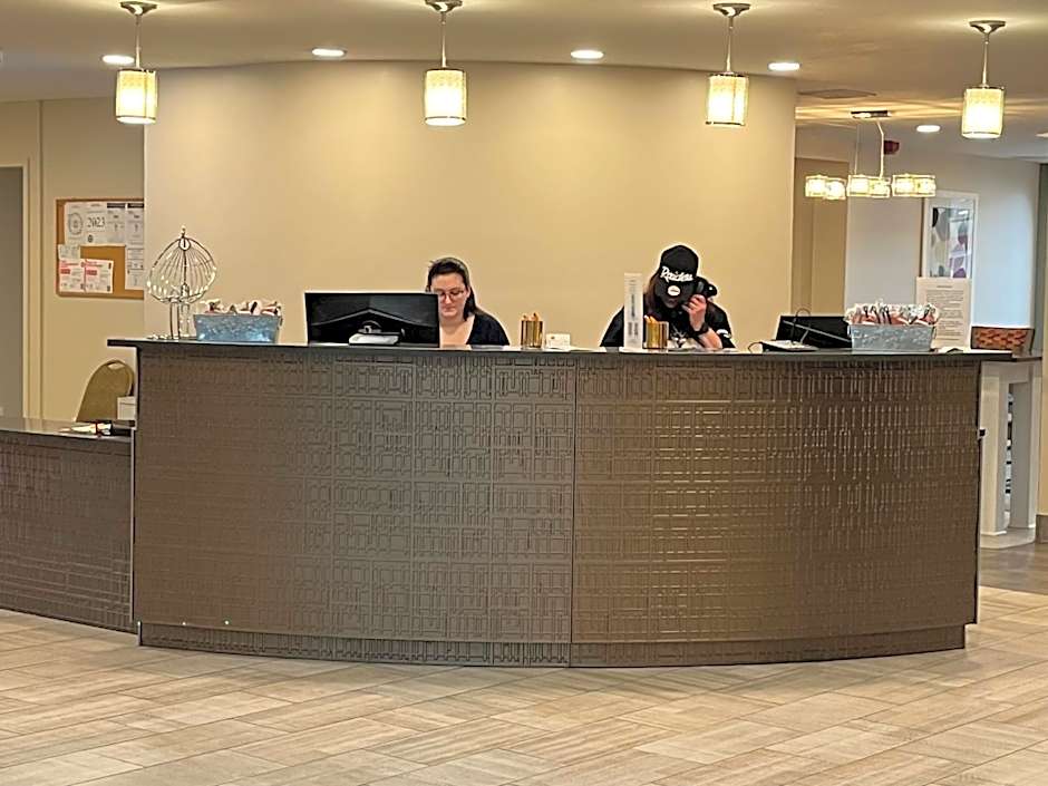 Orangewood Inn & Suites Kansas City Airport
