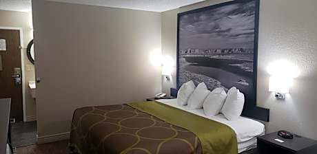 Queen Room - Mobility Access/Non-Smoking