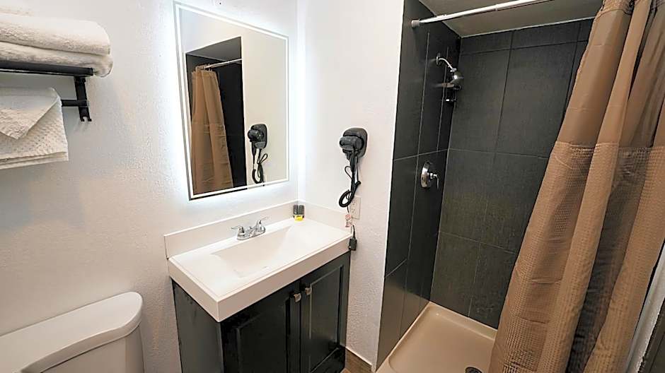 SeaSide Inn & Suites