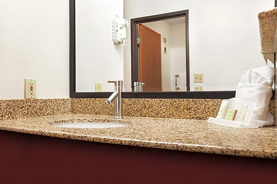 Super 8 by Wyndham Milwaukee Airport