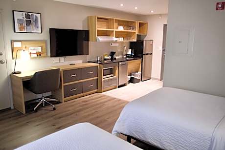 Studio King Suite - Communications Accessible