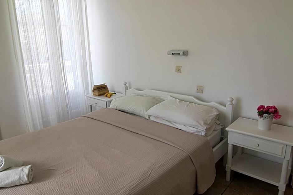 Armadoros Hotel / Ios Backpackers