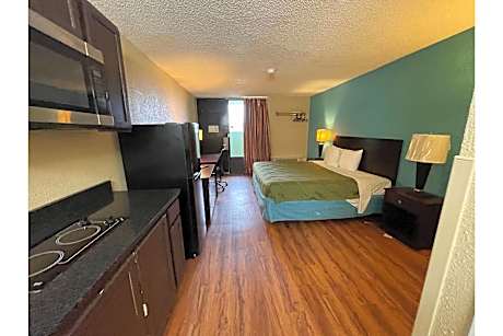 King Bed with Kitchenette Non-Smoking