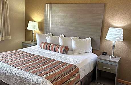 King Suite with Jetted Tub and Kitchen - Non-Smoking