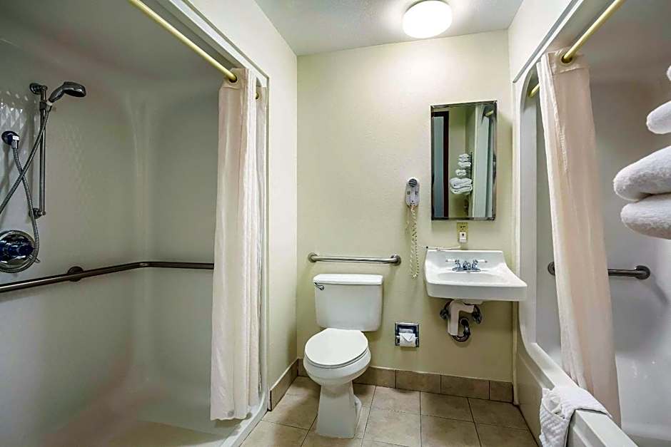 Econo Lodge Inn And Suites