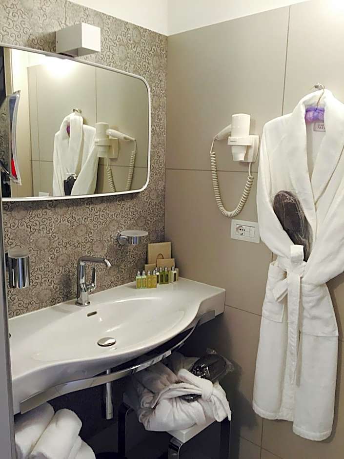 Uve Rooms & Wine Bar