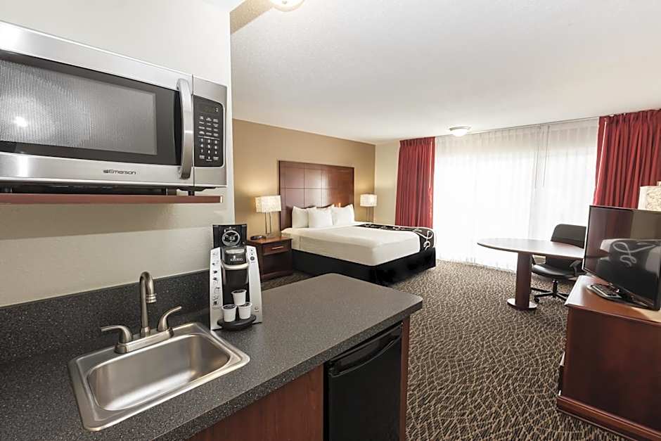 La Quinta Inn & Suites by Wyndham Clearwater Central