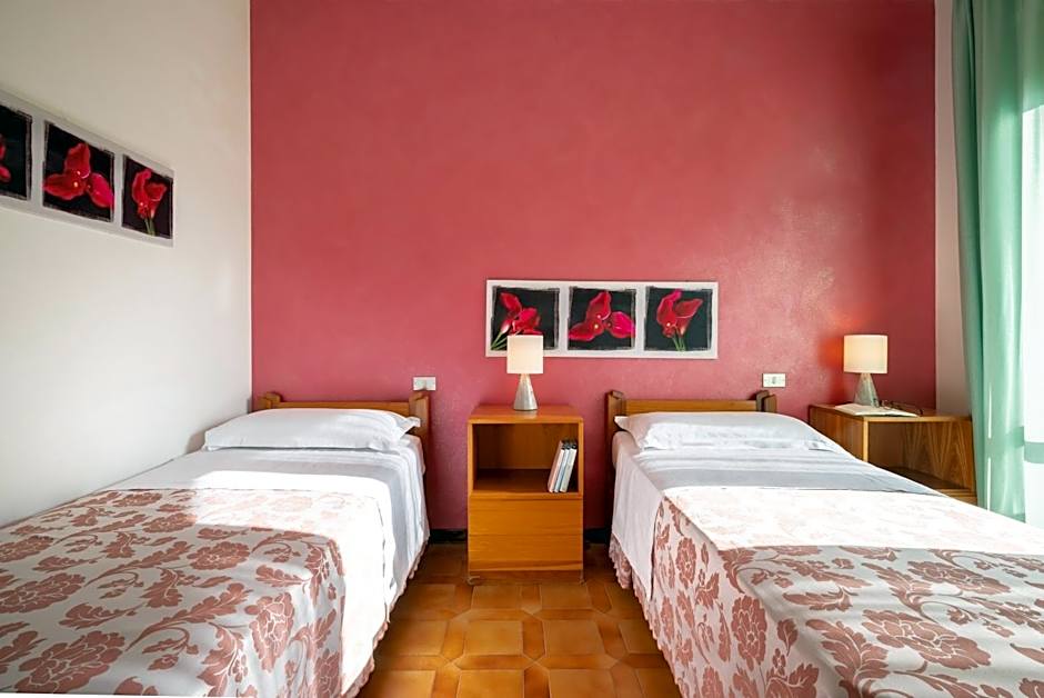 Hotel Parco dei Pini - 100mt dal Mare