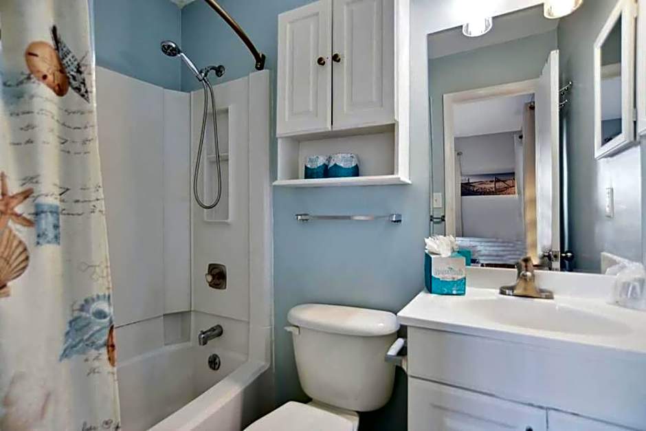 5 stars Peaceful Condo - 7 min walk to the beach